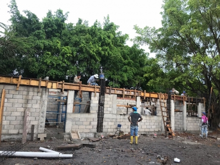 Reconstruyendo escuela después del sismo.